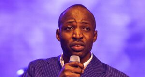 DOWNLOAD MP3: Dunsin Oyekan – When God Walks In Dunsin Oyekan – Can’t Be Less